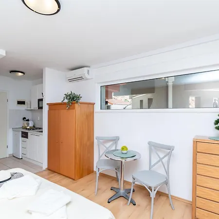Javi Apartman *