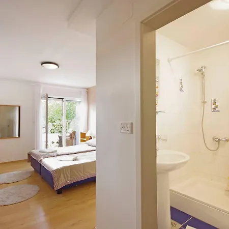 Javi - Free Private Parking Apartment Trogir