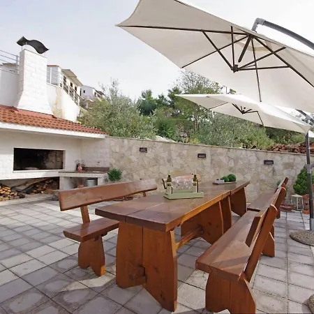 Javi - Free Private Parking Apartment Trogir