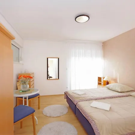 Javi - Free Private Parking Trogir