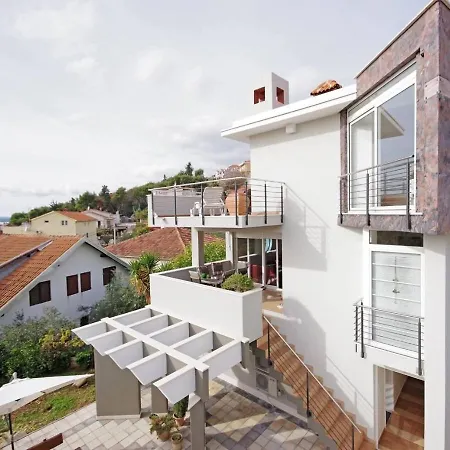 Javi - Free Private Parking Apartment Trogir